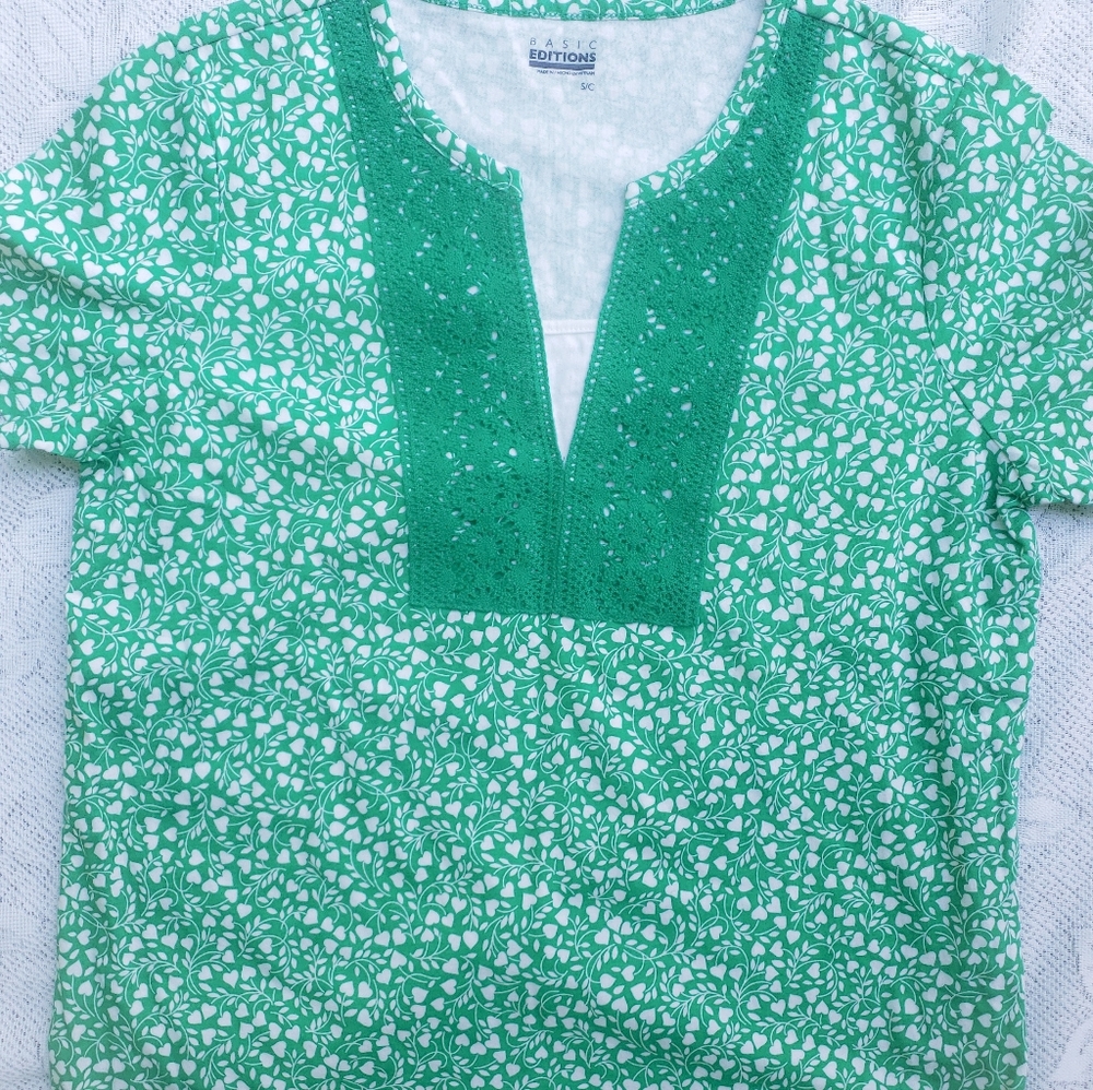 💥4/$15 NWOT Green patterned women's shirt